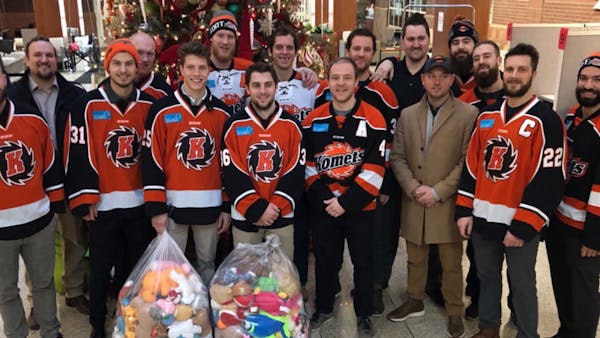 Komets spread holiday cheer